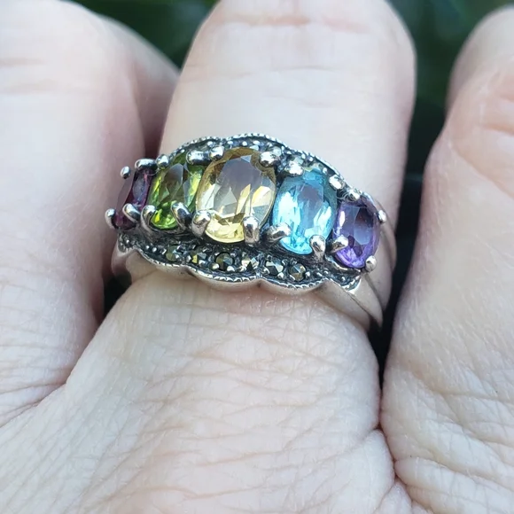 Oval Gemstone & Marcasite Ring - Picture 2 of 12